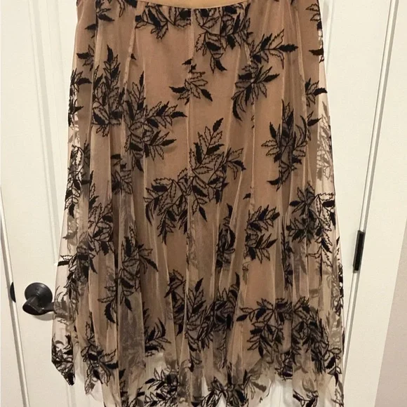 Elegant Black Floral Lace Skirt - Picture 3 of 5